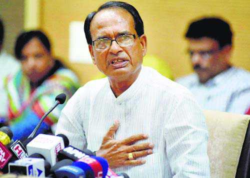 Chouhan gives in to Oppn pressure, seeks CBI probe Chouhan gives in to Oppn pressure, seeks CBI probe