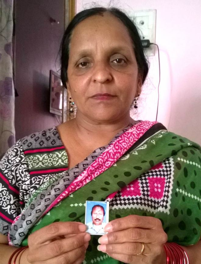 <b>Harwinder Kaur</b> shows her husband&#39;s photograph. - 2015_7%24largeimg07_Jul_2015_005605350