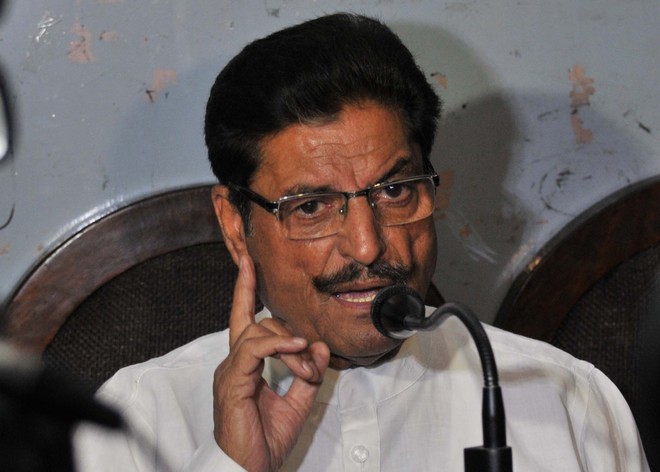 Former minister and suspended Congress leader Gulchain Singh Charak addresses mediapersons in Jammu on Monday. Tribune Photo: Inderjeet Singh - 2015_7%24largeimg20_Jul_2015_230513653