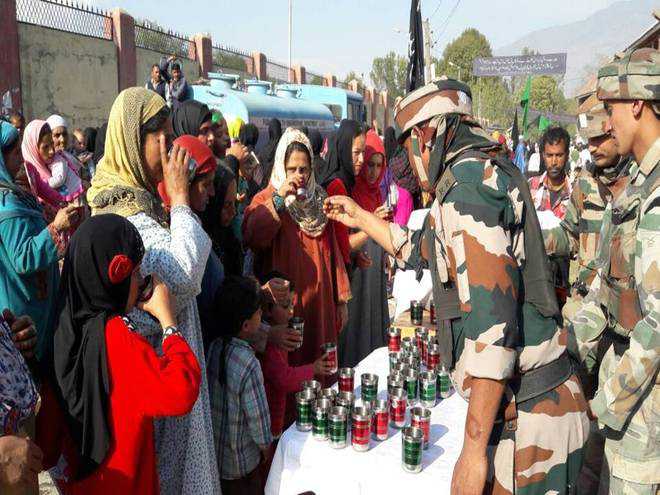 Army provides ‘sharbat’ to Muharram mourners
