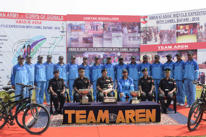 Bicycle expedition spreading national unity returns to city