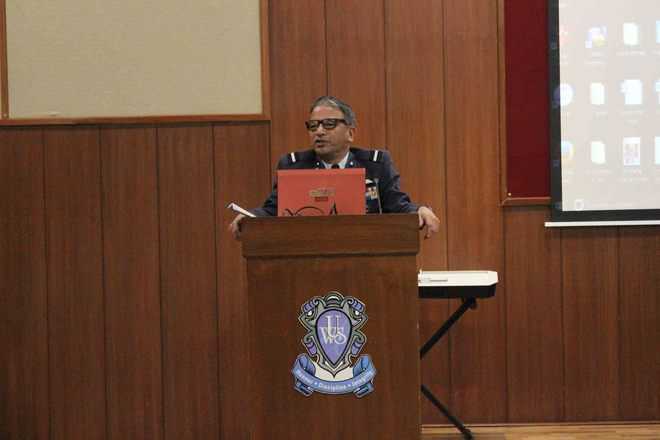 Air Force officer conducts talk on disaster control for students