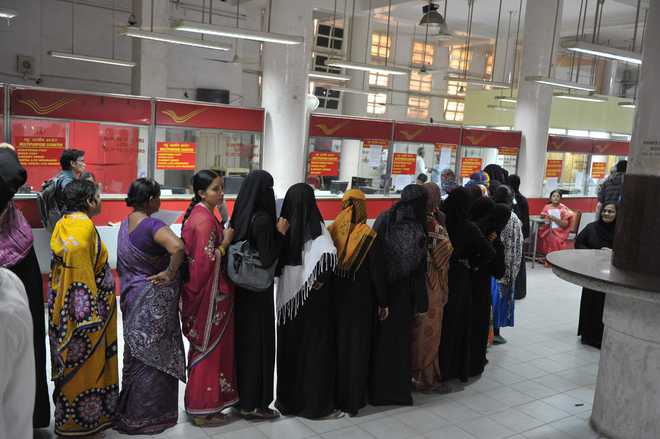 Long queues outside banks a ‘serious issue’, says SC