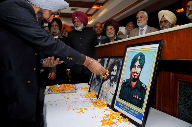 Ex-servicemen celebrate Vijay Diwas, lambast govt