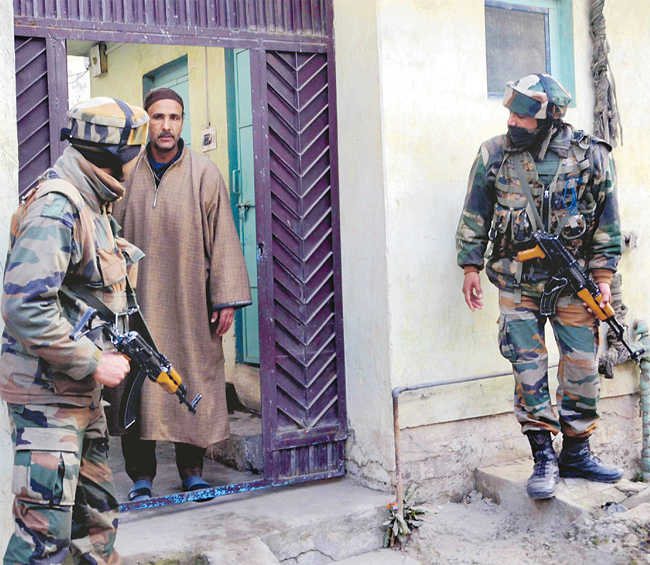 3 jawans die in convoy attack