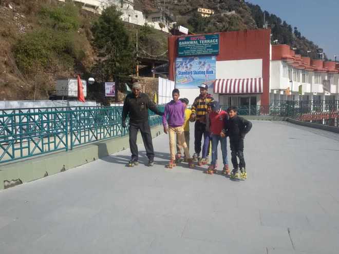 Vetaran roller skaters dedicate rally to Hanumanthappa