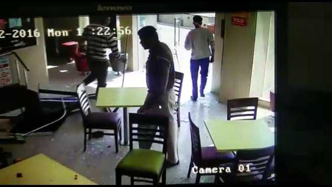 Video showing cop helping loot goes viral
