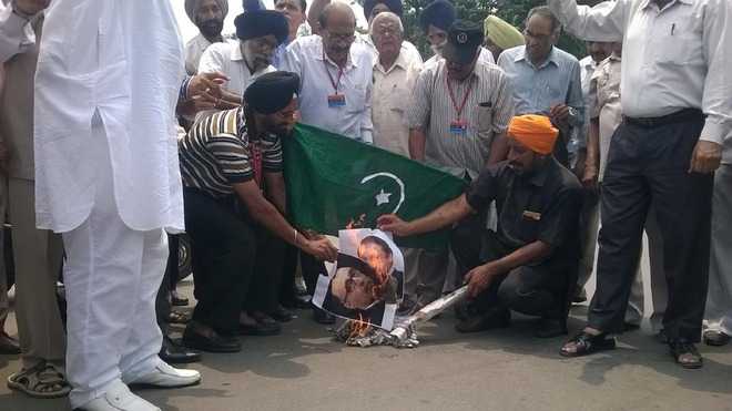Ex-servicemen burn Pak national flag