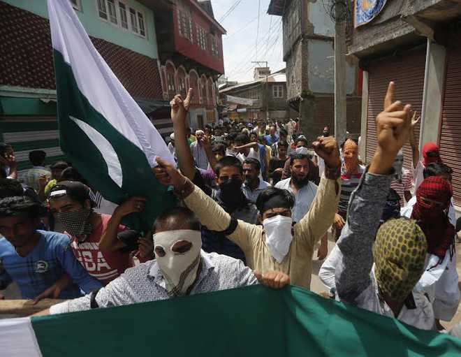 40 injured in fresh Kashmir clashes; curfew in Valley