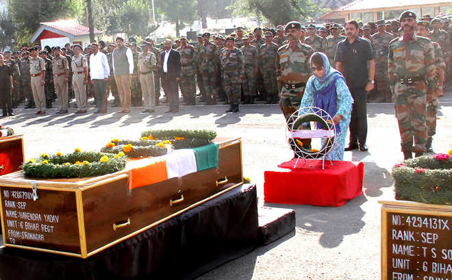 Thousands bid adieu to soldiers