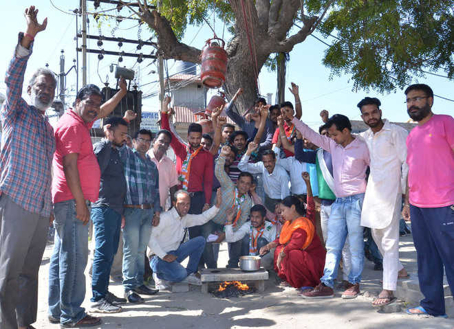 Youth Congress workers protest hike in LPG price