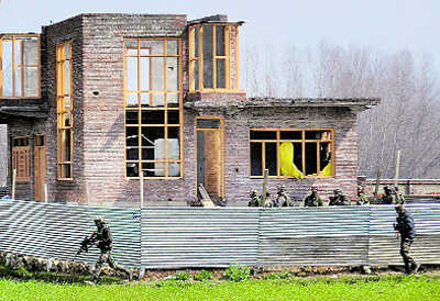 3 ultras, 2 civilians killed in Valley