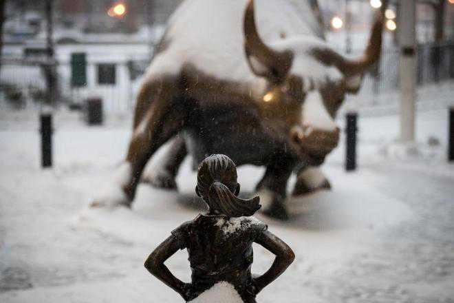 ‘Fearless Girl’ to face the bull until next year