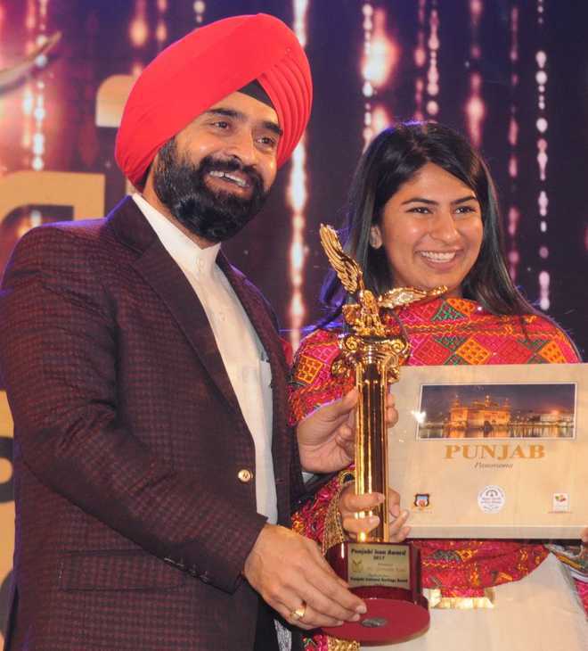 Gurmehar feted with ‘Punjabi Icon’ award