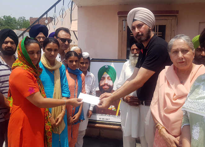Martyr’s kin get Rs 1 lakh from NGO