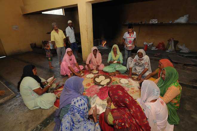 Border villagers reluctant to return home