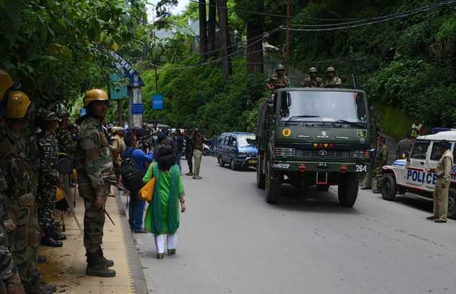 GJM men vandalise govt offices