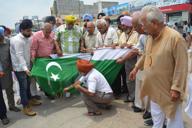Ex-servicemen burn Pak flag