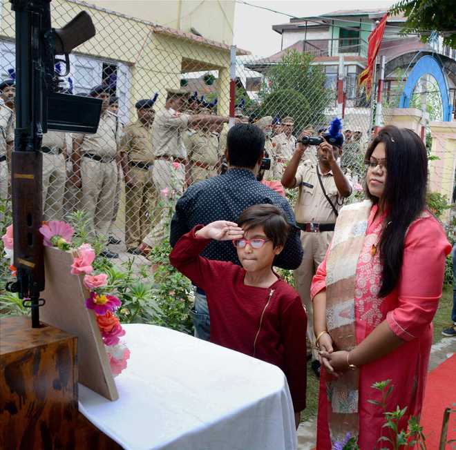 CRPF CO’s daughter, wife unfurl flag at the spot where he fell last year