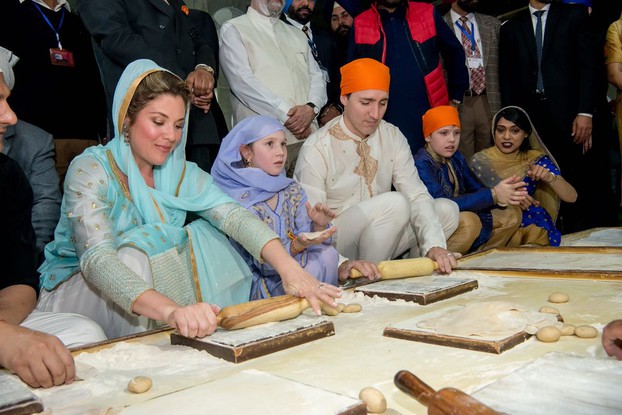Canadian PM Trudeau, family visit Golden Temple; perform 'sewa' 2018_2$largeimg21_Wednesday_2018_144744460gallery