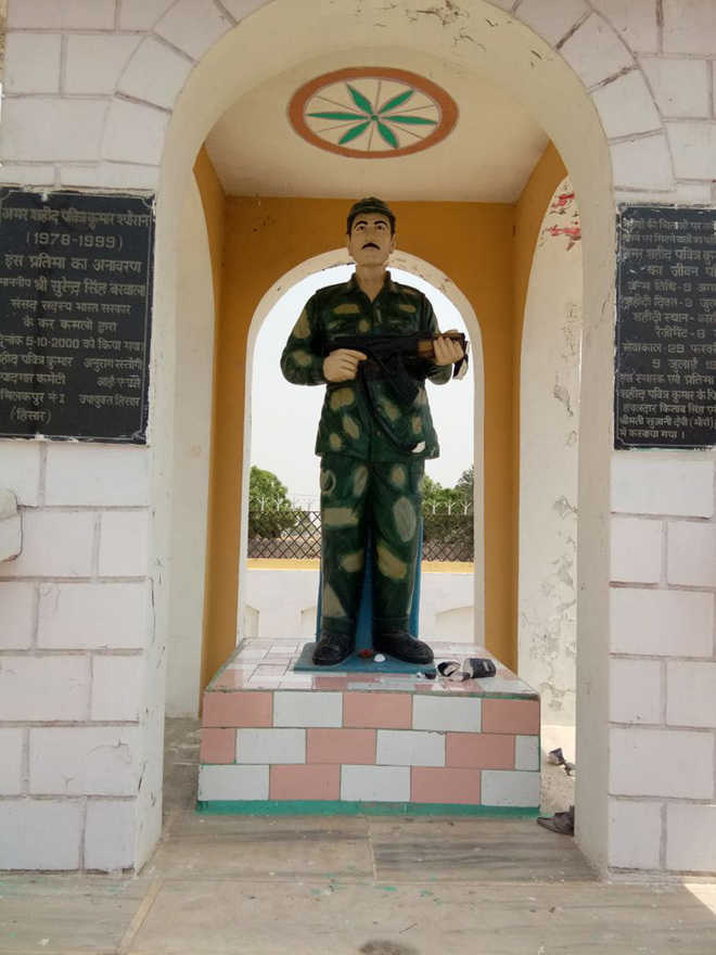 Statue of martyr damaged in Hisar