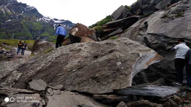 Landslide blocks Manali-Leh highway, over 2,000 vehicles stranded