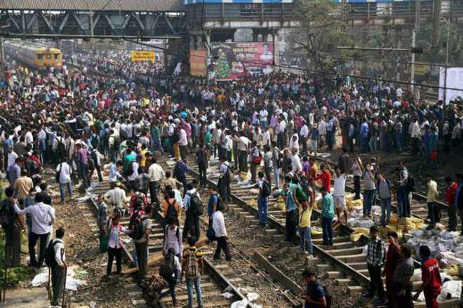 Free-for-all in Mumbai as trains stall
