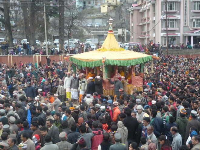 Hundreds of devotees pull Lord Raghunath chariot