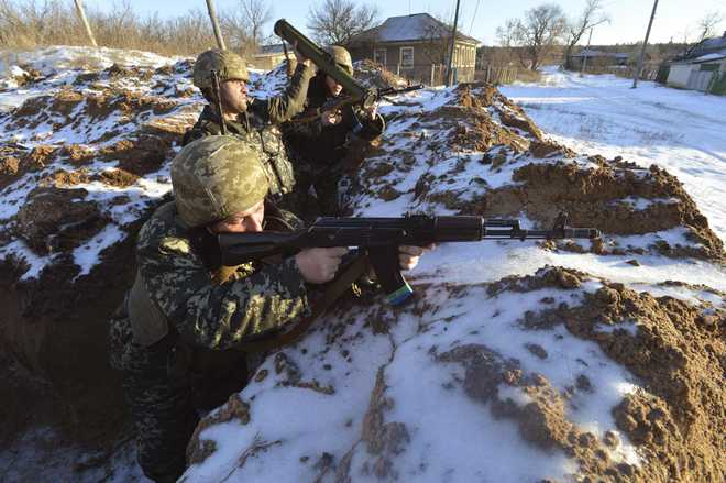 Rebels advance in Ukraine, Moscow faces sanctions threats