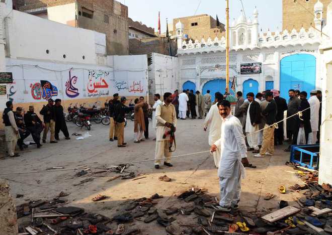 Blast at Pak mosque kills 61