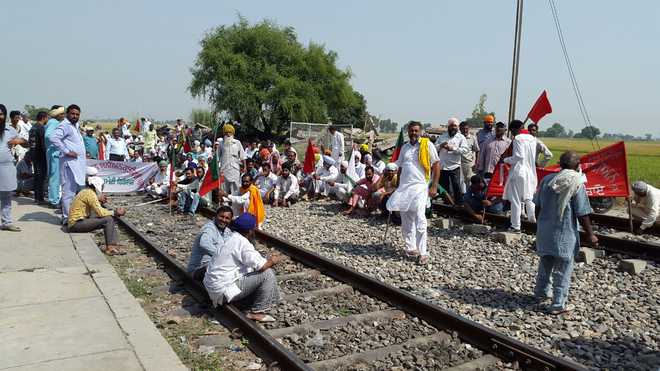 Farmers'' stir hits rail services in Punjab
