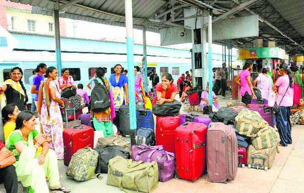 Day 2: Commuters sweat it out, govt unmoved