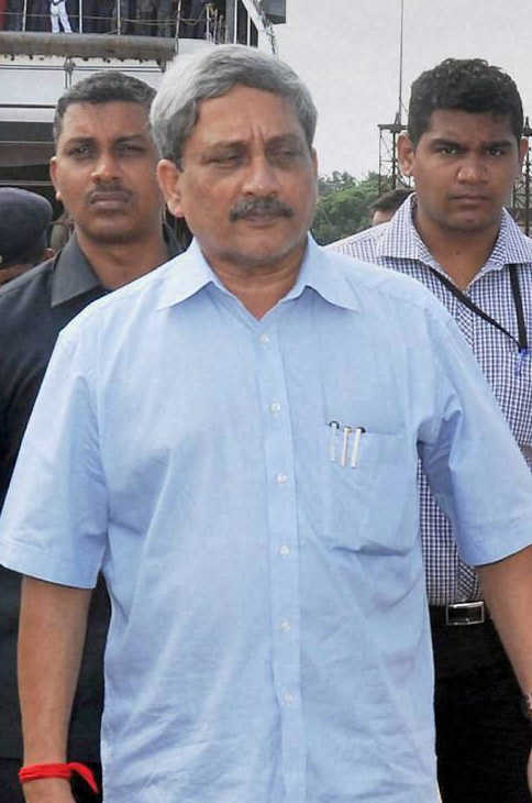 Parrikar bats for combat role for women in armed forces