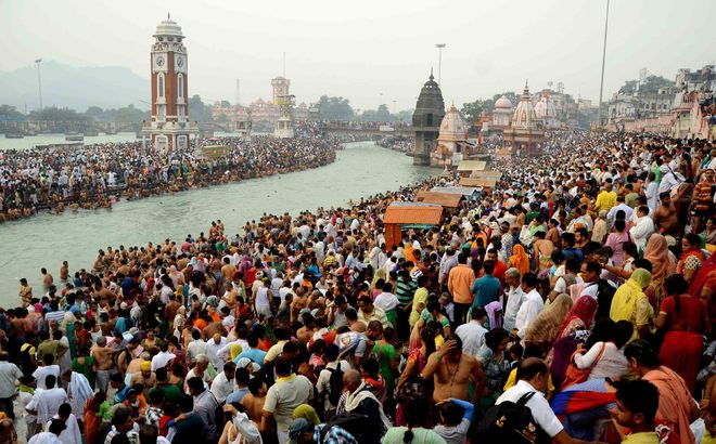 31 lakh take dip in Ganga on Somwati Amavasya
