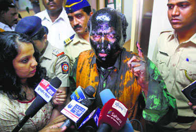 6 Shiv Sena workers held as Oppn blames M’rashtra CM