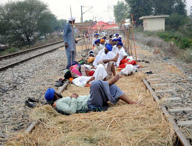 Punjab farmers end rail blockade; to continue protest against state govt