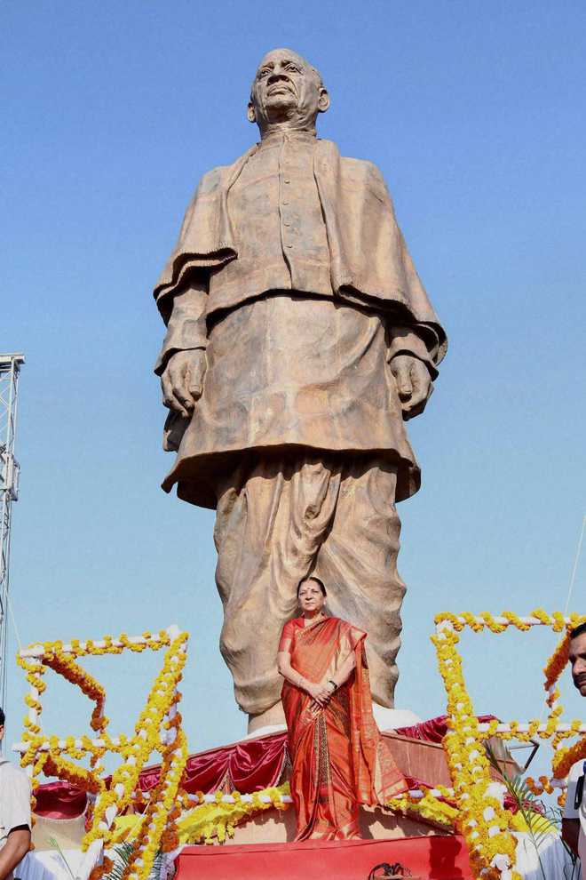 Gujarat CM unveils ''Statue of Unity'' replica