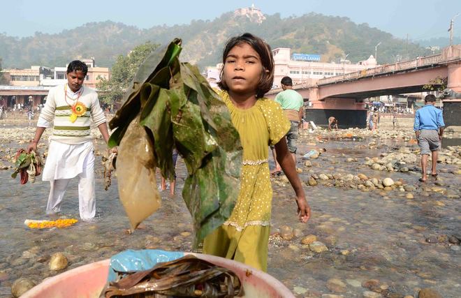 Akhada activists clean Ganga ghats