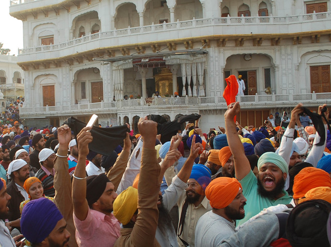 No celebrations, Golden Temple sees high drama