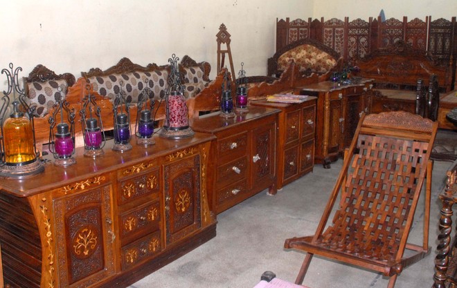 UP artisans cater to demand for antique furniture designs