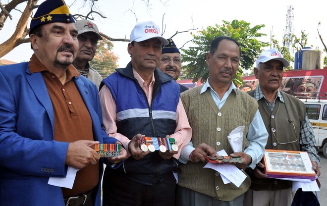 40 ex-servicemen, five Veer Naris return their medals