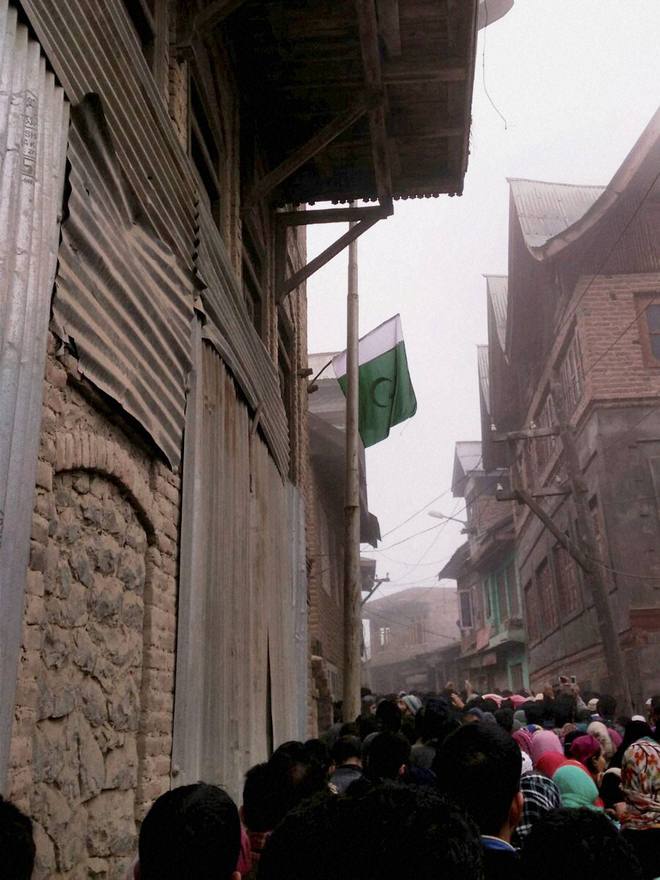Protesters hoist Pak flag on Mufti’s ancestral house