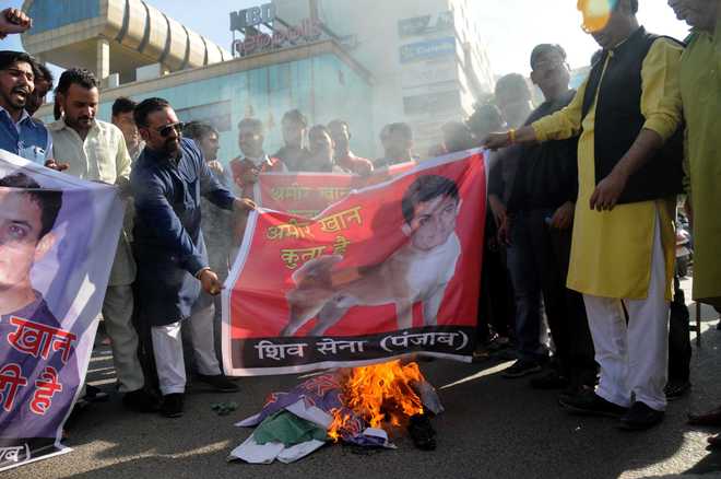 Now, Shiv Sena activists burn Aamir Khan’s effigy