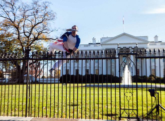 Man held for jumping White House fence