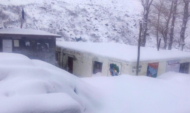 Manali, Rohtang get season''s first snowfall