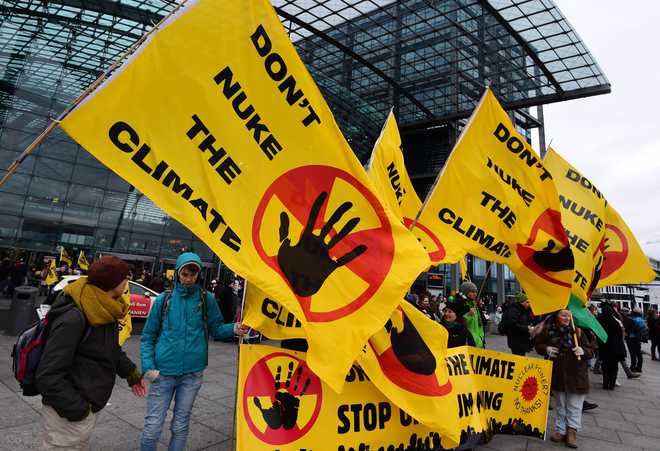 World climate rallies put pressure on Paris summit to act