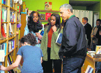 Obama goes shopping with daughters, stops for ice-cream