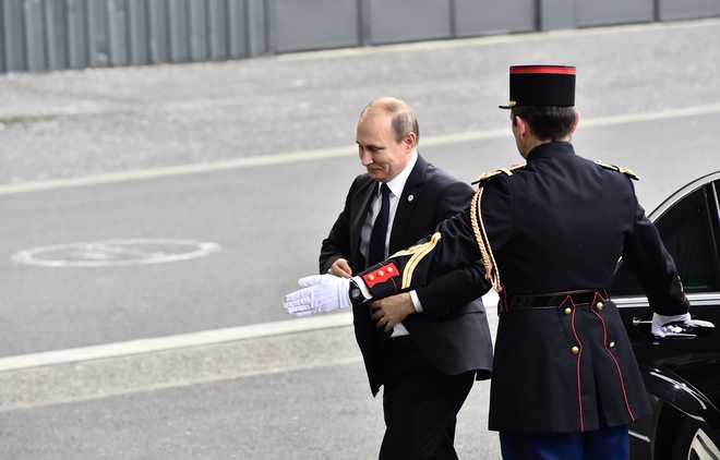 Putin snubs Erdogan in Paris as pilot''s body returns to Russia
