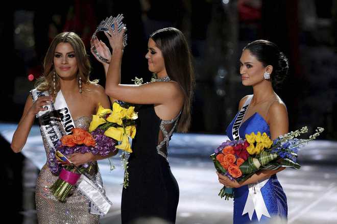 After ''big mistake'', Philippines beauty crowned Miss Universe