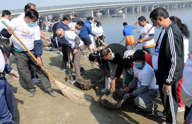 Swachh Yamuna: Javadekar, Vardhan, BJP workers  join hands to clean river